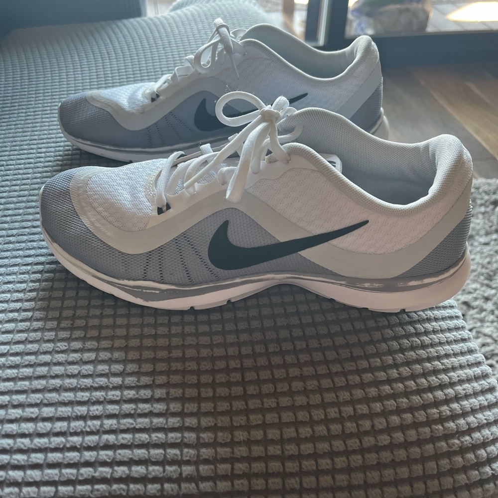 Nike Dual-Tone White and Gray - Women's Flex Trainer 6 Training Sneakers 9.5